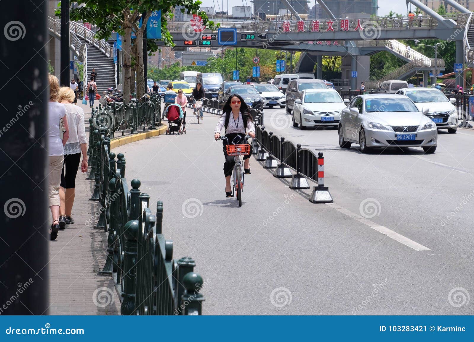 Chinesinreitfahrrad In Shanghai Redaktionelles Foto Bild