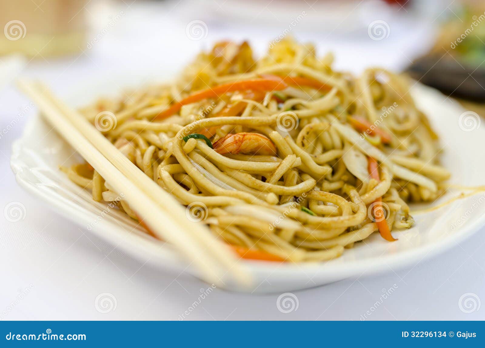 Chinesische Nudeln Mit Garnelen Stockfoto - Bild von teller, abendessen ... Chinesische Nudeln Mit Garnelen Stockfoto - Bild von teller, abendessen ...