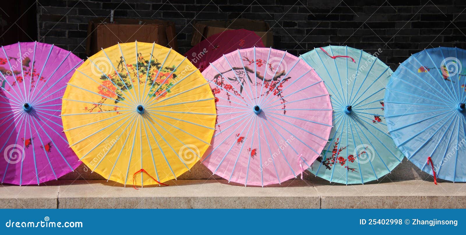 Chinesische Sonnenschirme stockfoto. Bild von verzierung 25402998