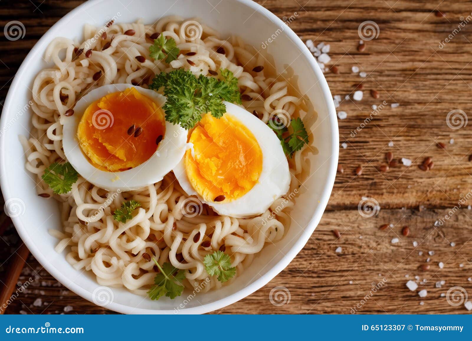 Chinesische Suppe Mit Eiern Und Petersilie Stockbild - Bild von ... Chinesische Suppe Mit Eiern Und Petersilie Stockbild - Bild von ...
