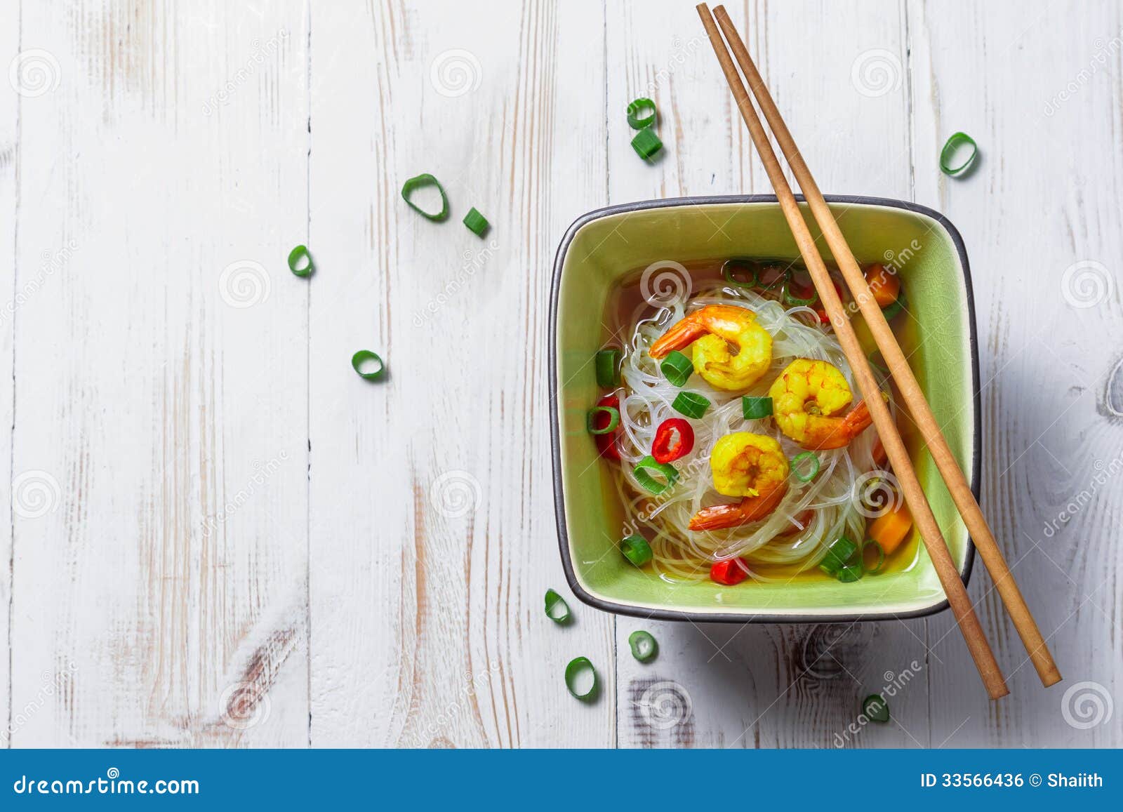 Chinesische Suppe Mit Garnelen- Und Reisnudeln Stockfoto - Bild von ...