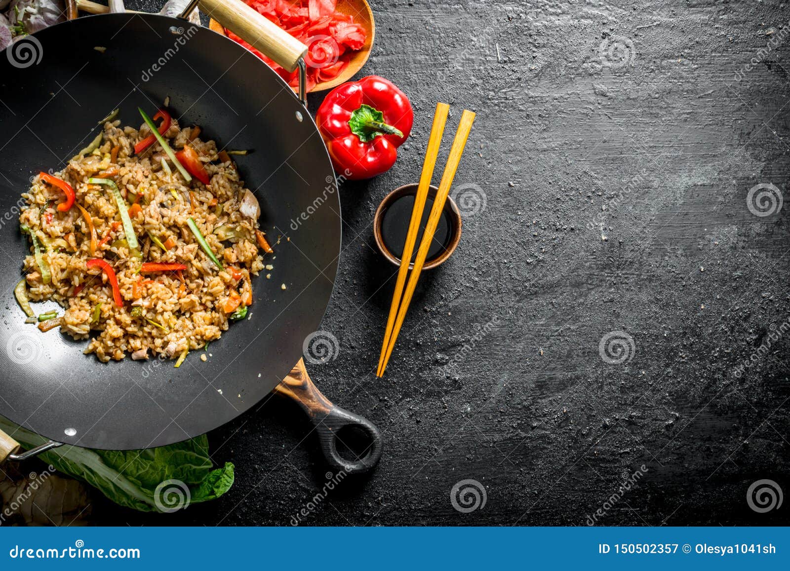 Chinesischer Wok Asiatischer Reis Mit Rindfleisch In Einer Wokwanne Stockbild Bild Von Reis Wokwanne