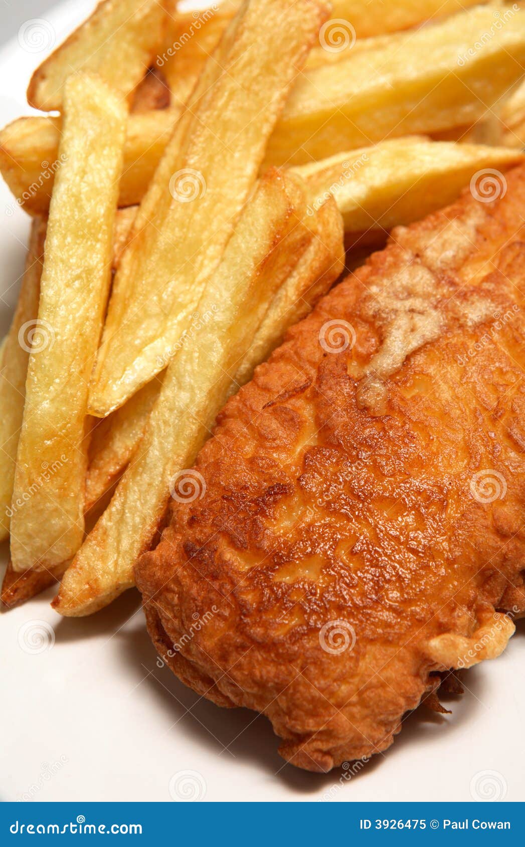 Chip kolację smażonej ryby. Chipsy są łowią francuskie frytki anglików do domu, walcowane tradycyjnego.