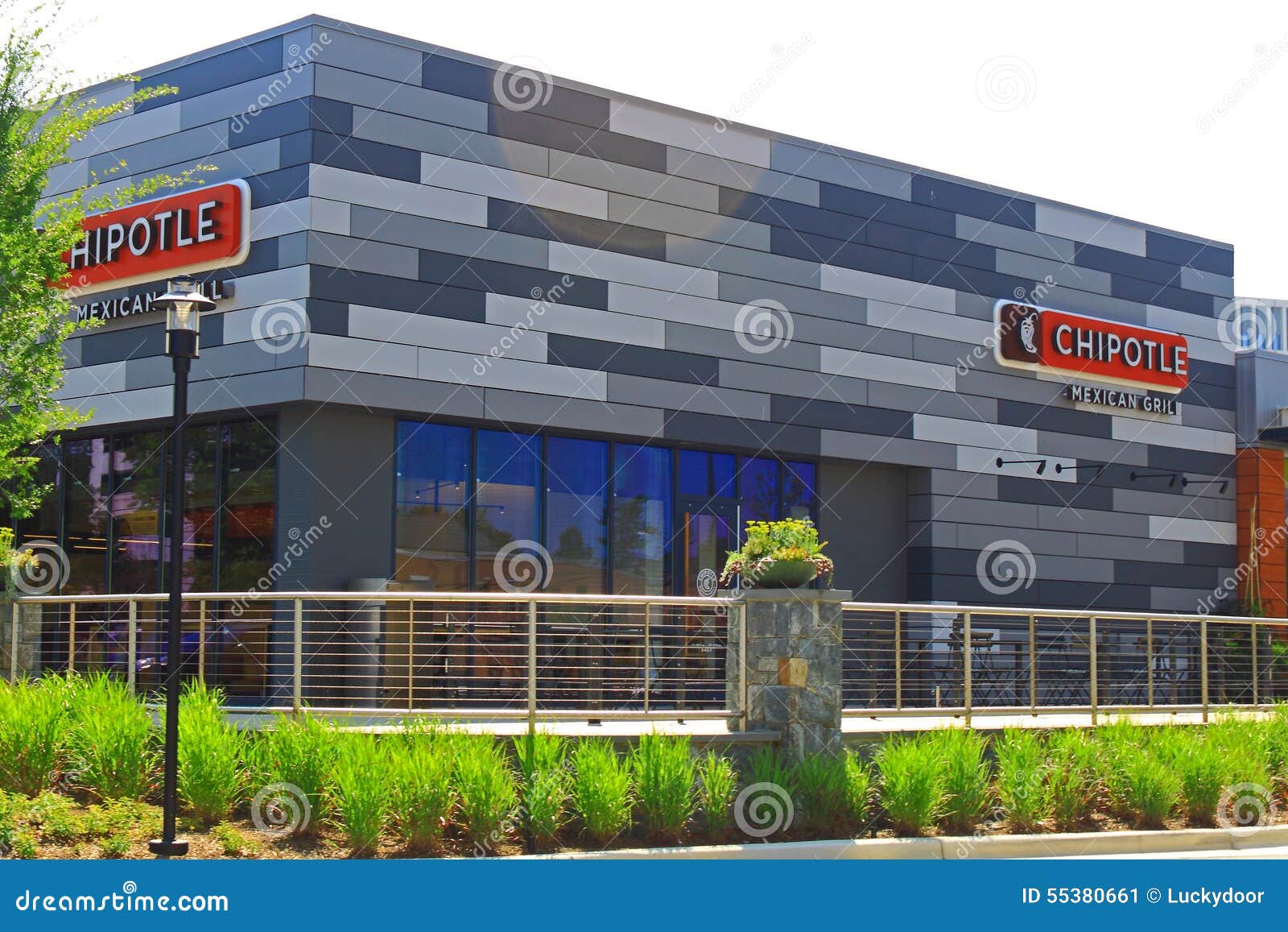 krystal kuvert metan Chipotle Mexican Grill editorial photo. Image of landscaping - 55380661