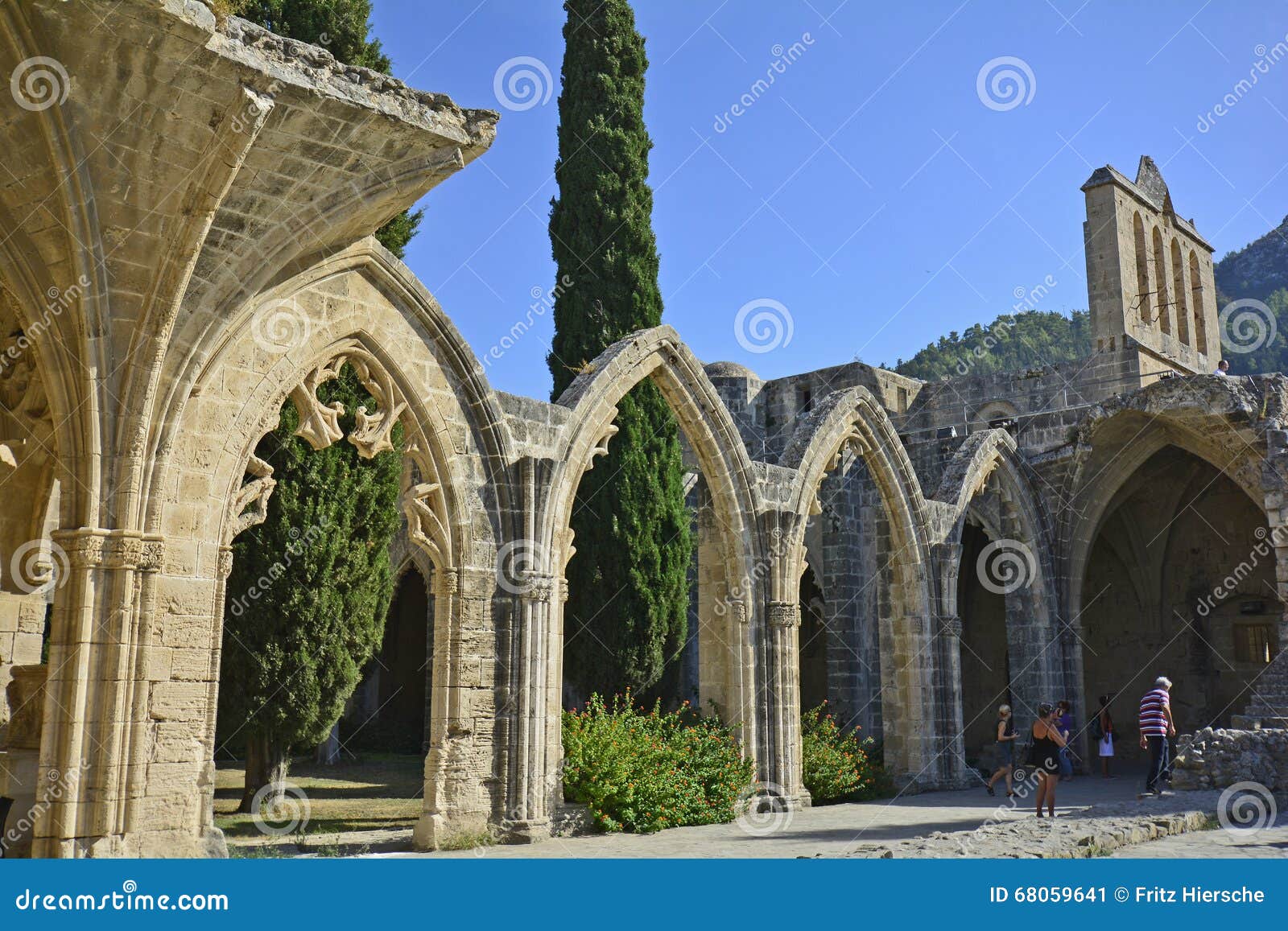 Chipre, Bellapais. Bellapais, Chipre - 17 de octubre de 2015: Turistas no identificados sighseeing de la abadía medieval Bellapais, construido en estilo gótico