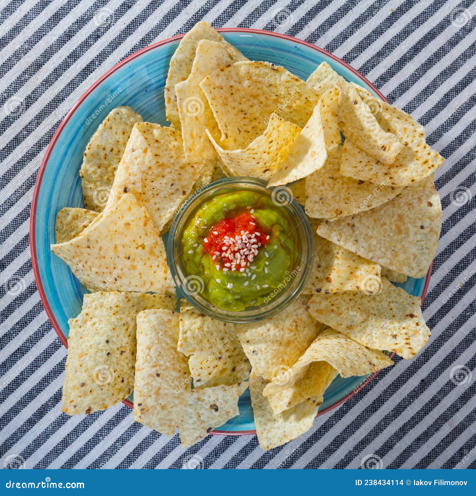 Chips De Nachos Com Guacamole Foto de Stock Imagem de alimento, dieta