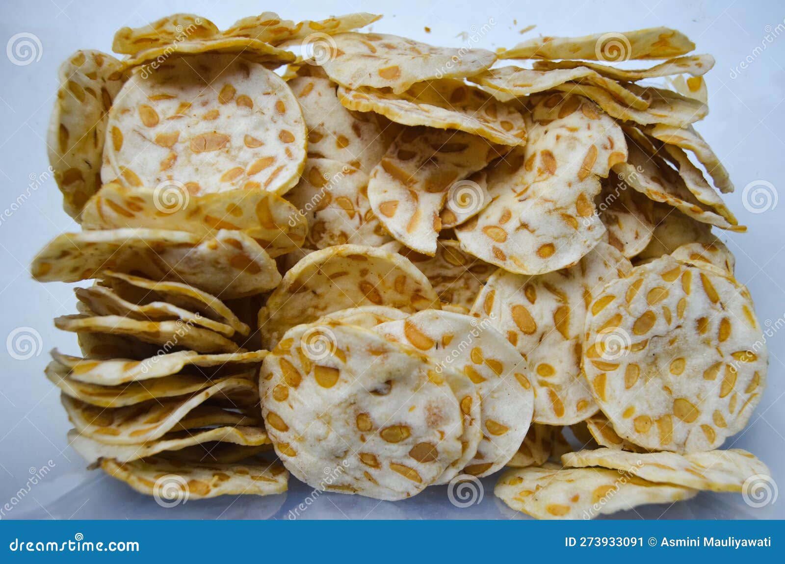 Chips De Tempeh Em Forma Circular Isolados Em Fundo Branco Imagem de