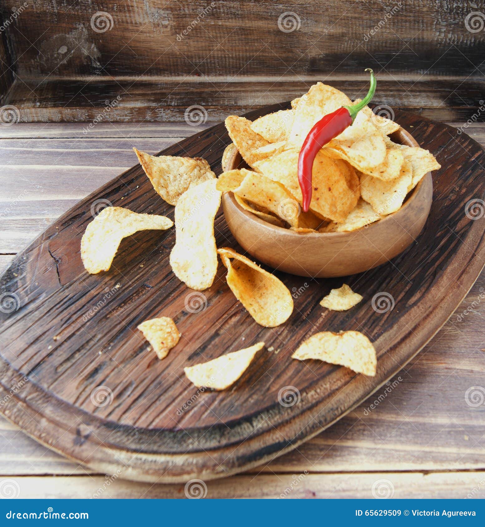 Chips in einer hölzernen Schüssel auf Tabelle. Chips in einer hölzernen Schüssel auf Holztisch, selektiver Fokus