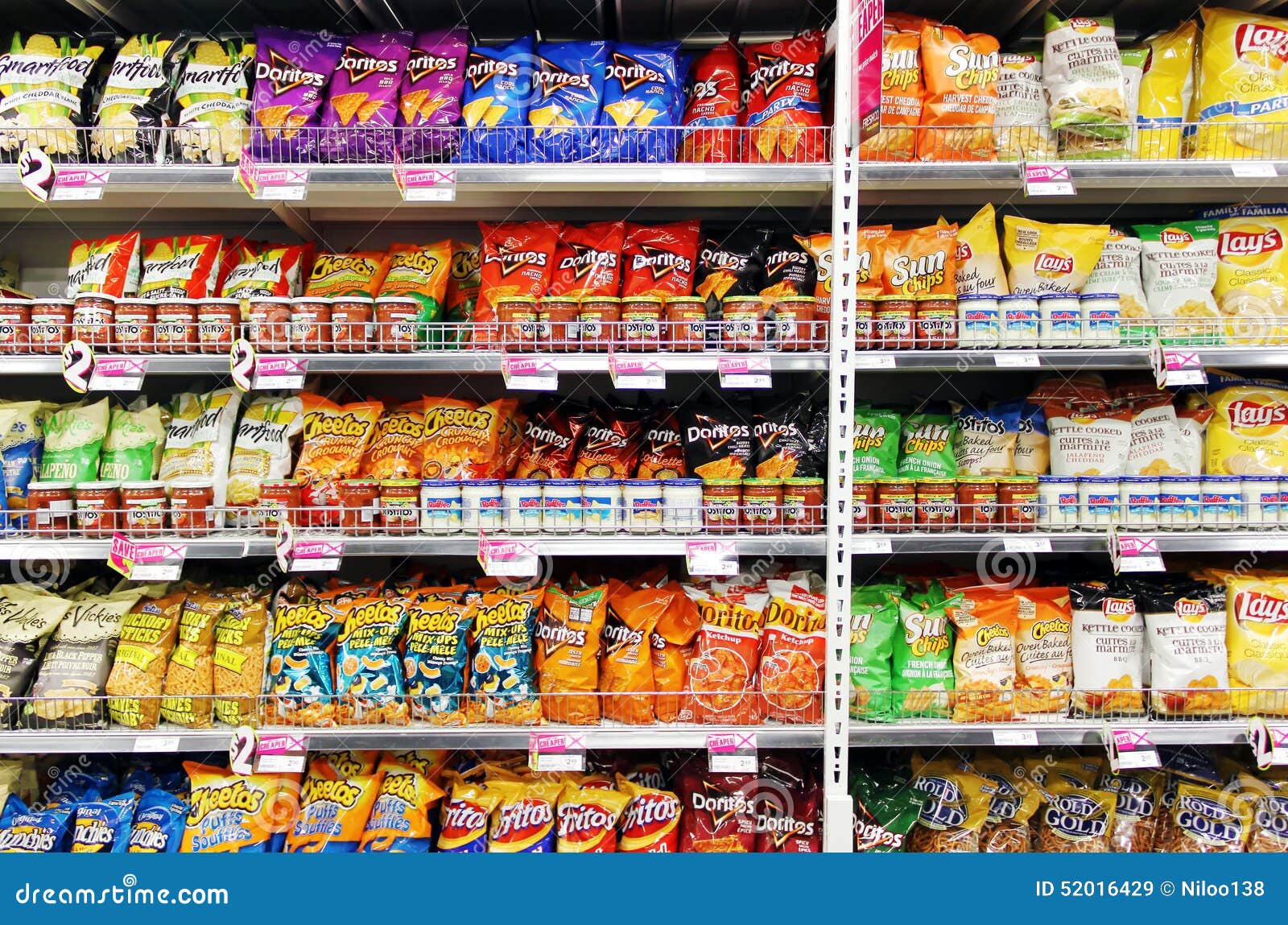 Chips En Snacks in Supermarkt Redactionele Stock Afbeelding Image of