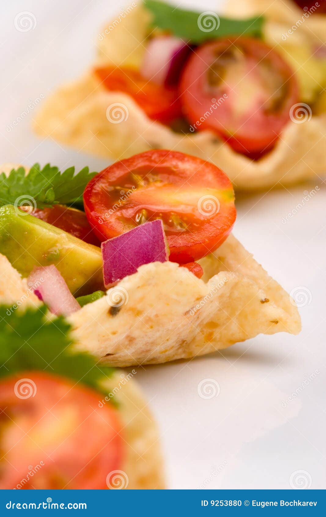 Chips salsa. Cherrychiper konserverar för salsatomater för påfyllningen den nya tortillaen