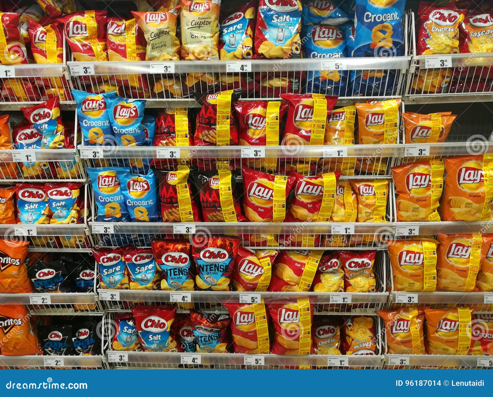 weggooien Te voet beweging Chips on store shelves editorial stock image. Image of food - 96187014