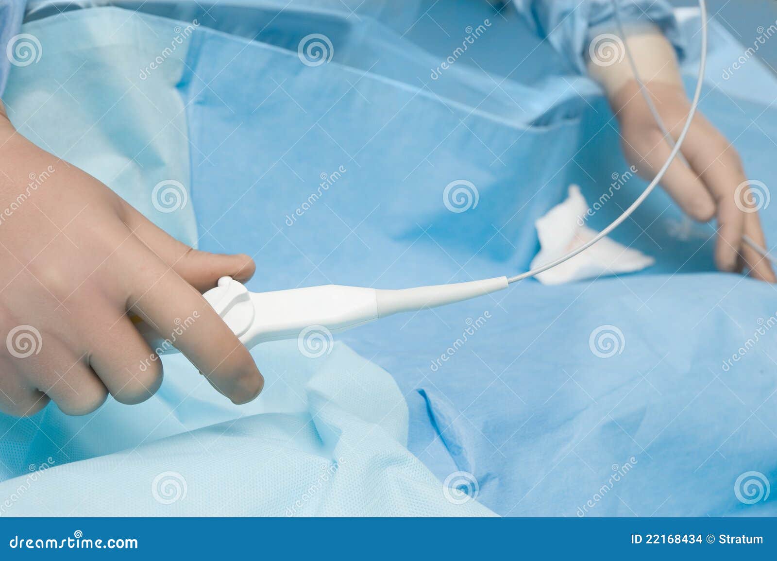 Chirurg, Der Einen Flexiblen Katheter Manipuliert Stockfoto Bild von