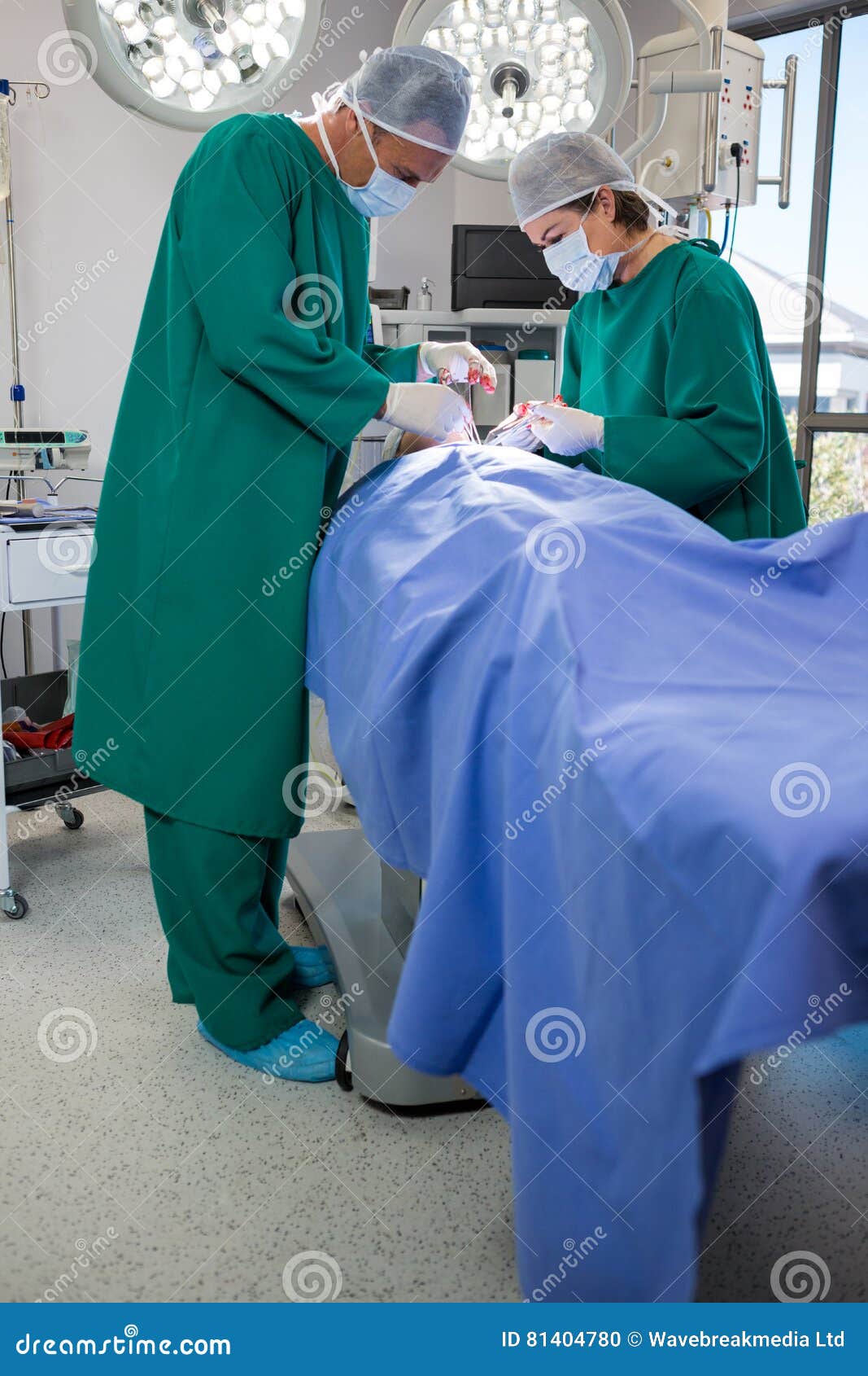 Medici Che Operano Nei Reparti Di Rianimazione Chirurghi Che Operano Paziente Fotografia Stock - Immagine di clinico