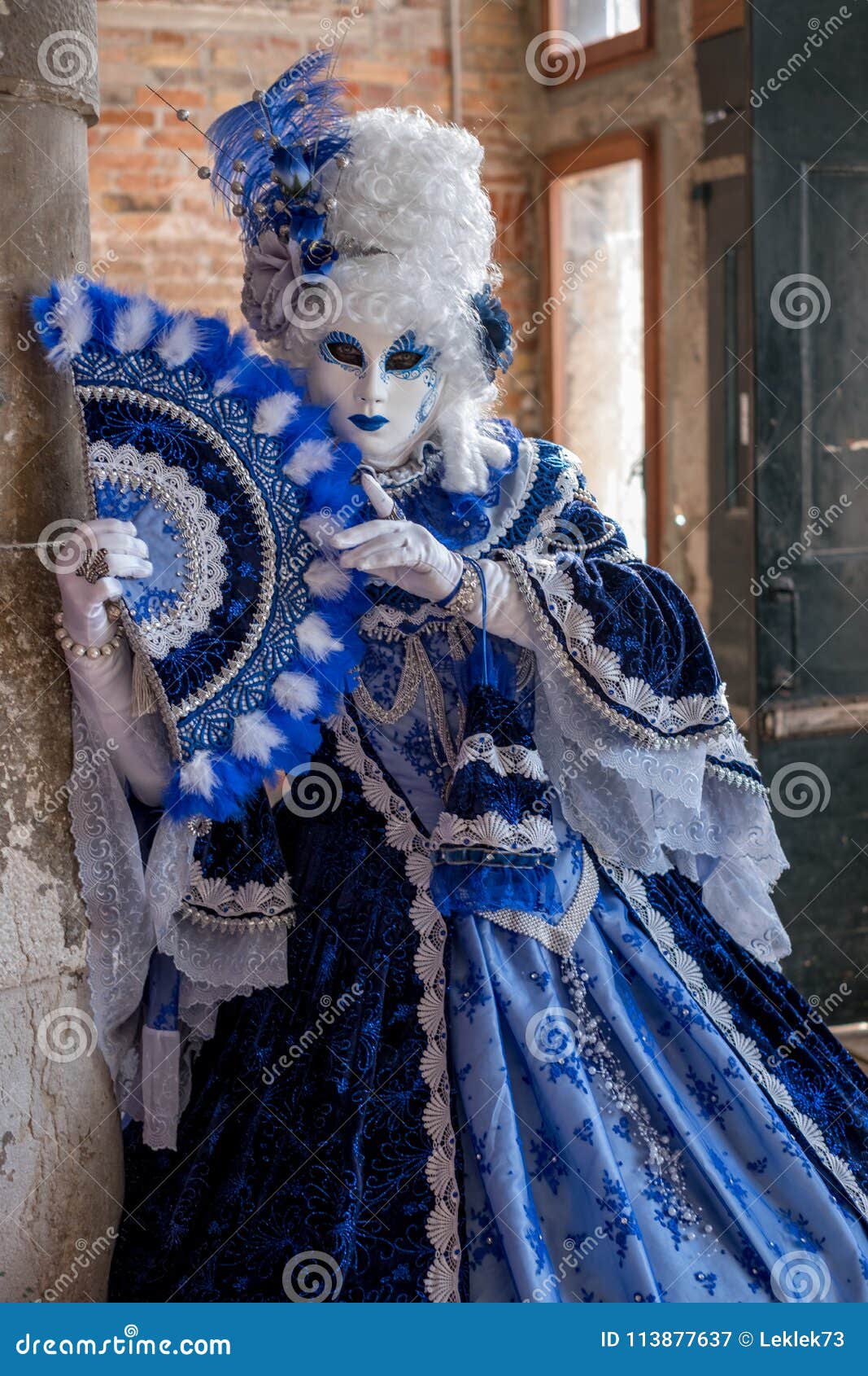 Chiuda Su Della Donna in Costume Blu E Bianco Luminoso E Maschera Decorata  Al Carnevale Di Venezia Fotografia Editoriale - Immagine di durante,  europa: 113877637
