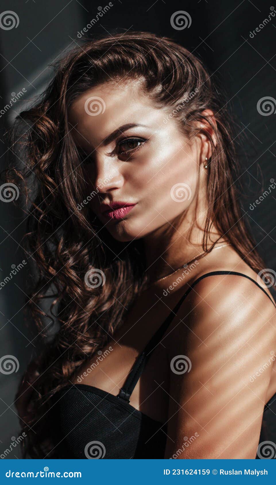 Bellissima Bionda Con Viso Rosso Sexy Chiusa, Portafortuna Di Ballerina  Sexy Con Trucco E Stile Elegante Per Capelli Fotografia Stock - Immagine di  pettinatura, lusso: 167200380