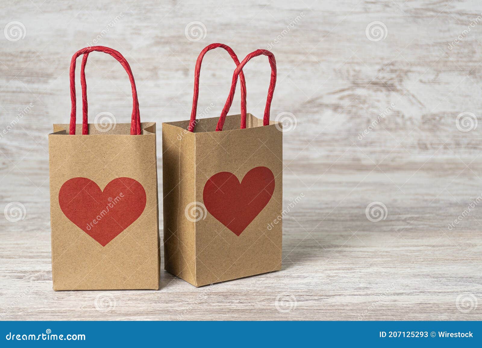 Chiusura Di Sacchetti Di Carta Regalo Sul Tavolo Per La Vendita. Giorno Di San  Valentino Immagine Stock - Immagine di simbolo, carta: 207125293