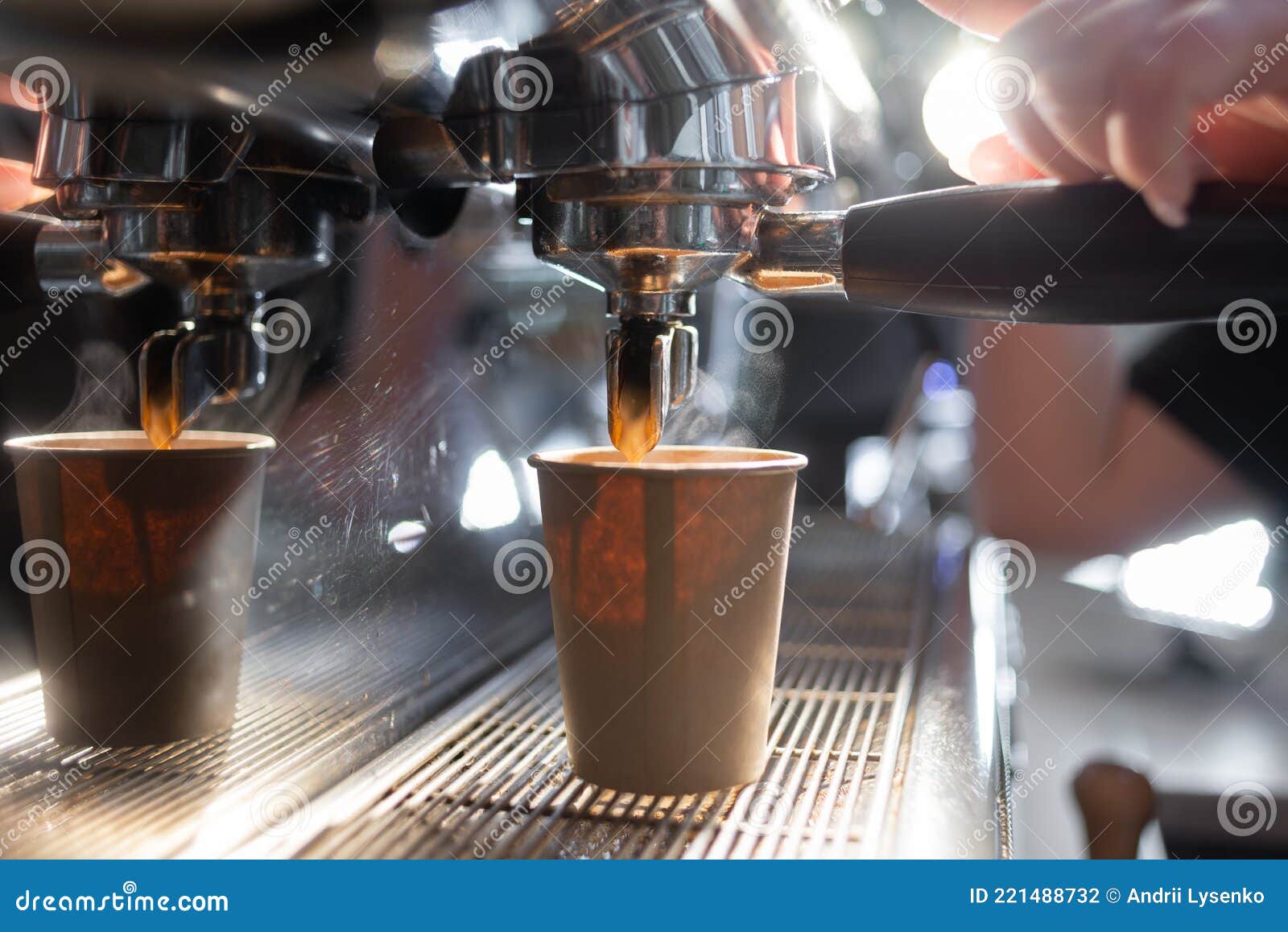 Chiusura Di Una Macchina Da Caffè Che Produce Un Espresso. Il Caffè Scorre  in Una Tazza Di Carta Sotto La Fuoriuscita Di Metallo D Fotografia Stock -  Immagine di caffeina, sfondo: 221488732