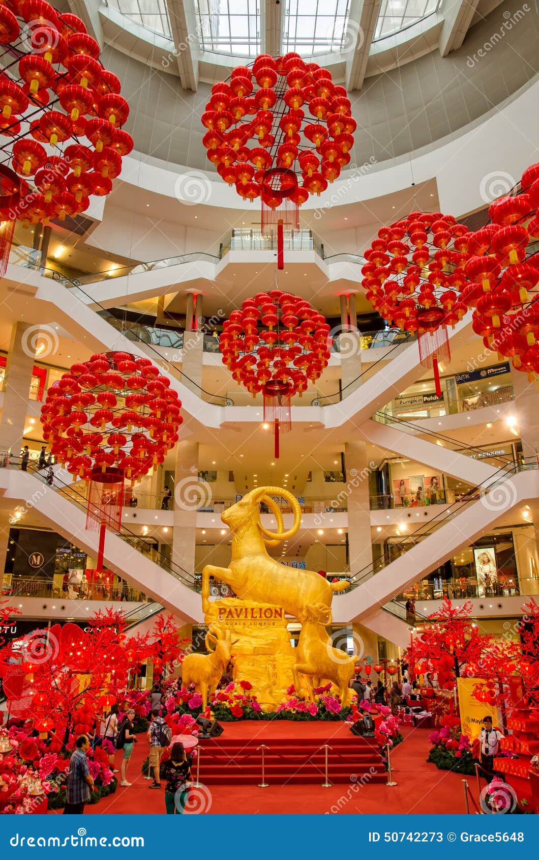 Chińska nowy rok dekoracja w KL pawilonie. Kuala Lumpur Malezja, Luty, - 26,2015: Chińska nowy rok dekoracja w centre sądzie KL pawilon i Ludzie konserwują widzieć badać i robić zakupy wokoło go