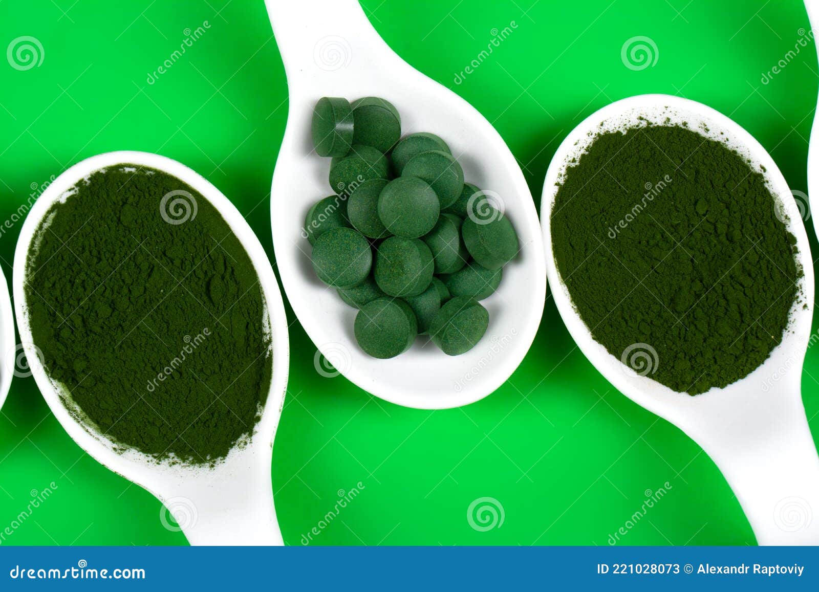 Chlorella or Spirulina in the Form of Tablets and Powder on a Green