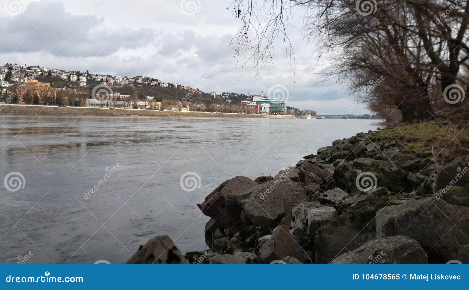 Chmurna rzeka. Danube Bratislava rzeka chmurna