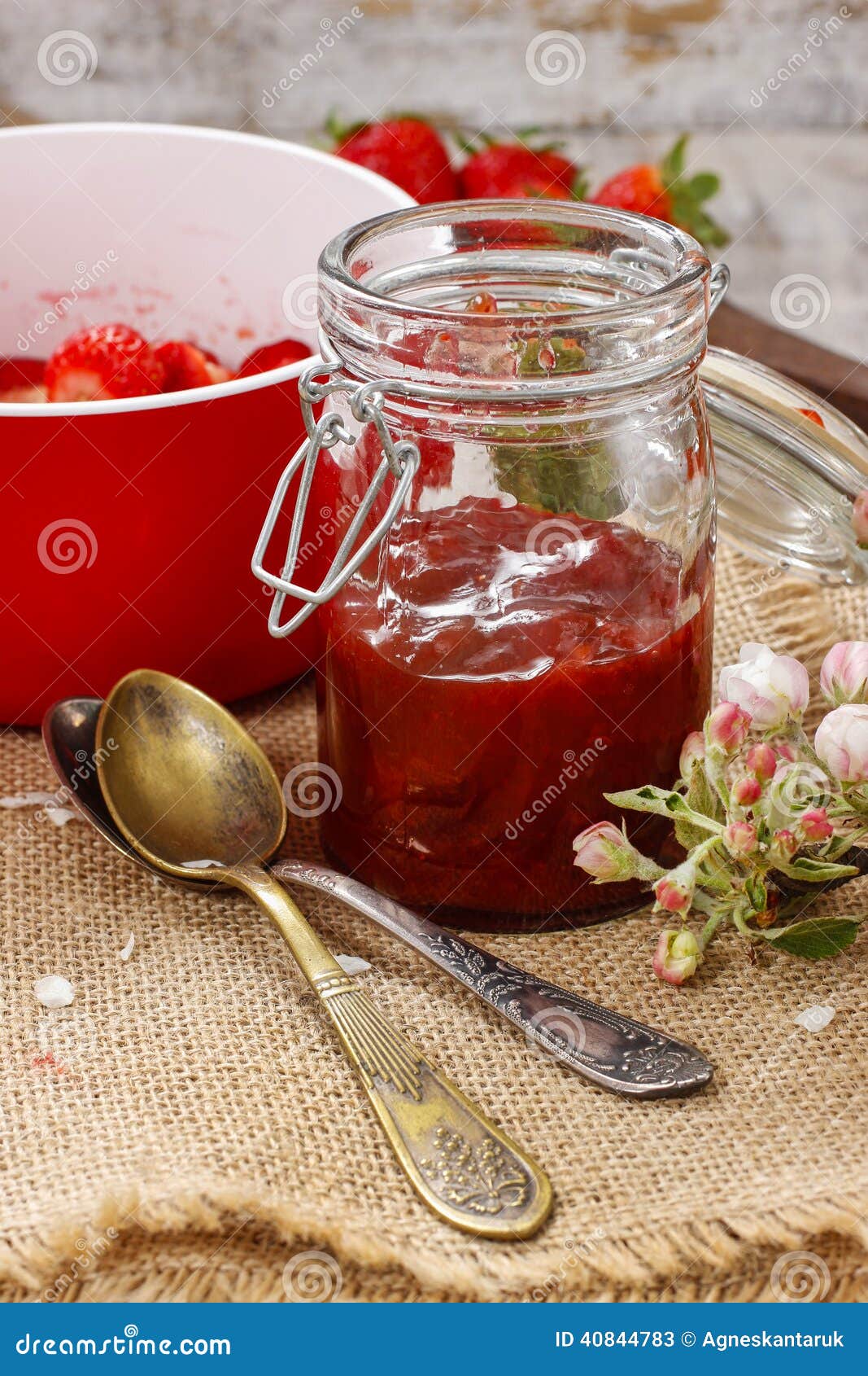 Choc De Confiture De Fraise Image stock Image du serviette, glace