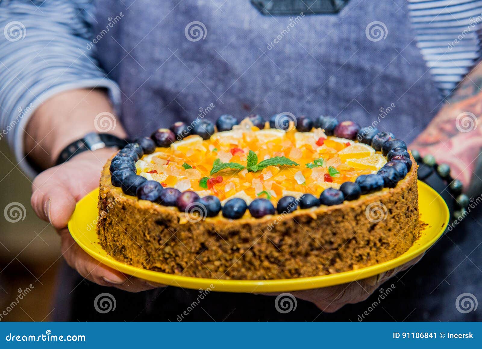 Chocoladecake met vers fruit op bovenkant