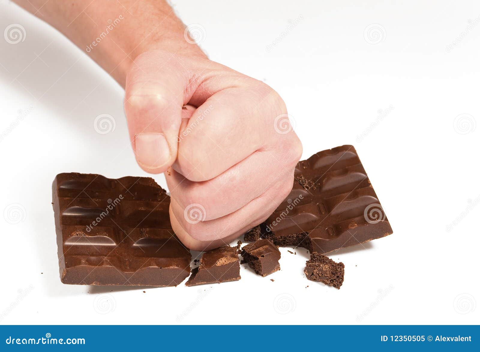 Ломай шоколад. Поломанная шоколадка. Разломанный шоколад. Ломается плитка шоколада. Ломкий шоколад.