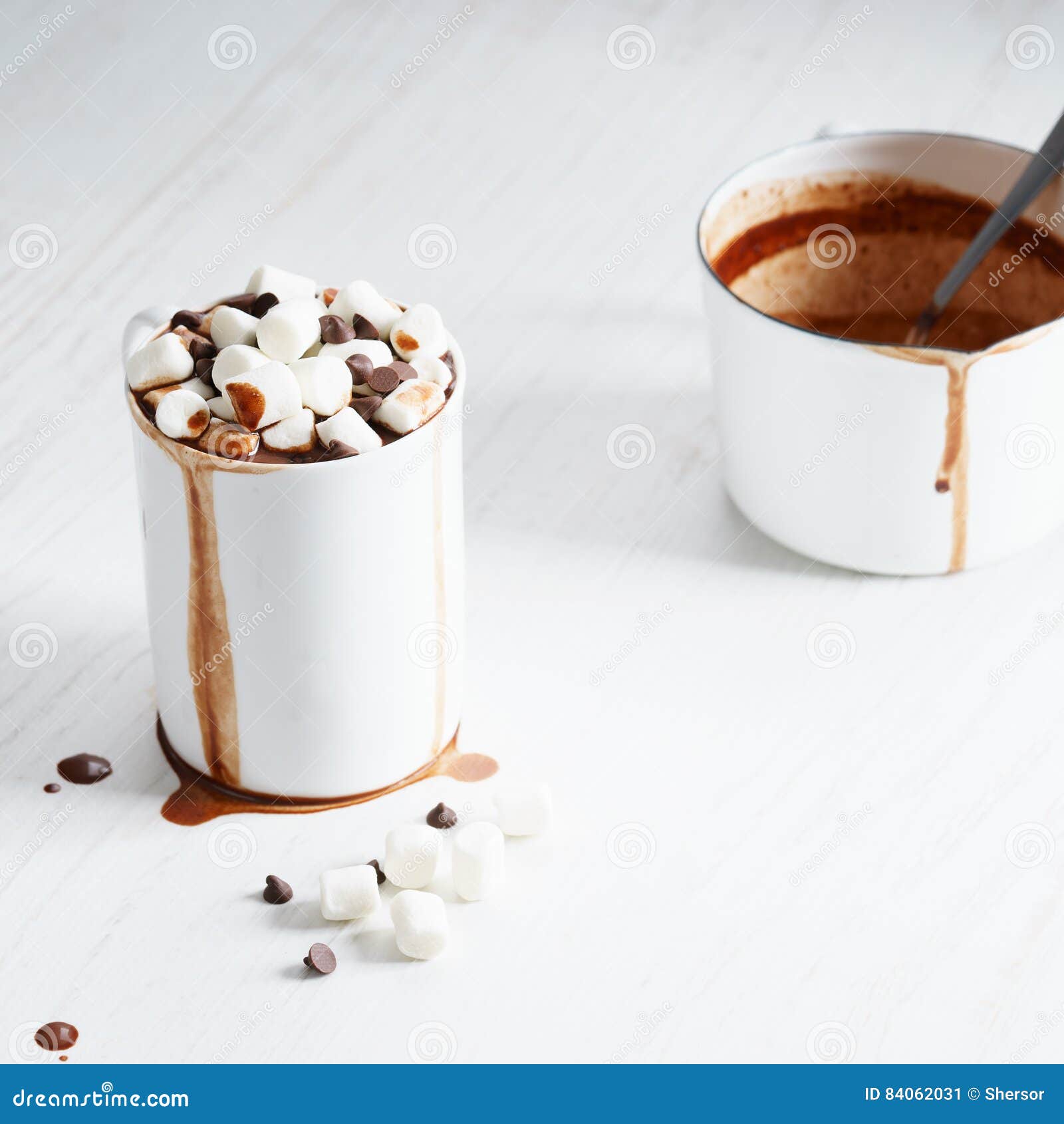 Chocolat Chaud Avec De Mini Guimauves Image stock - Image du cacao,  dessert: 84062031