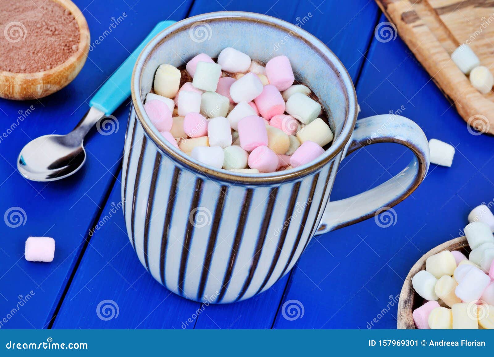 Chocolat Chaud Avec Mini-marshmallow Dans Une Tasse Sur Une Table