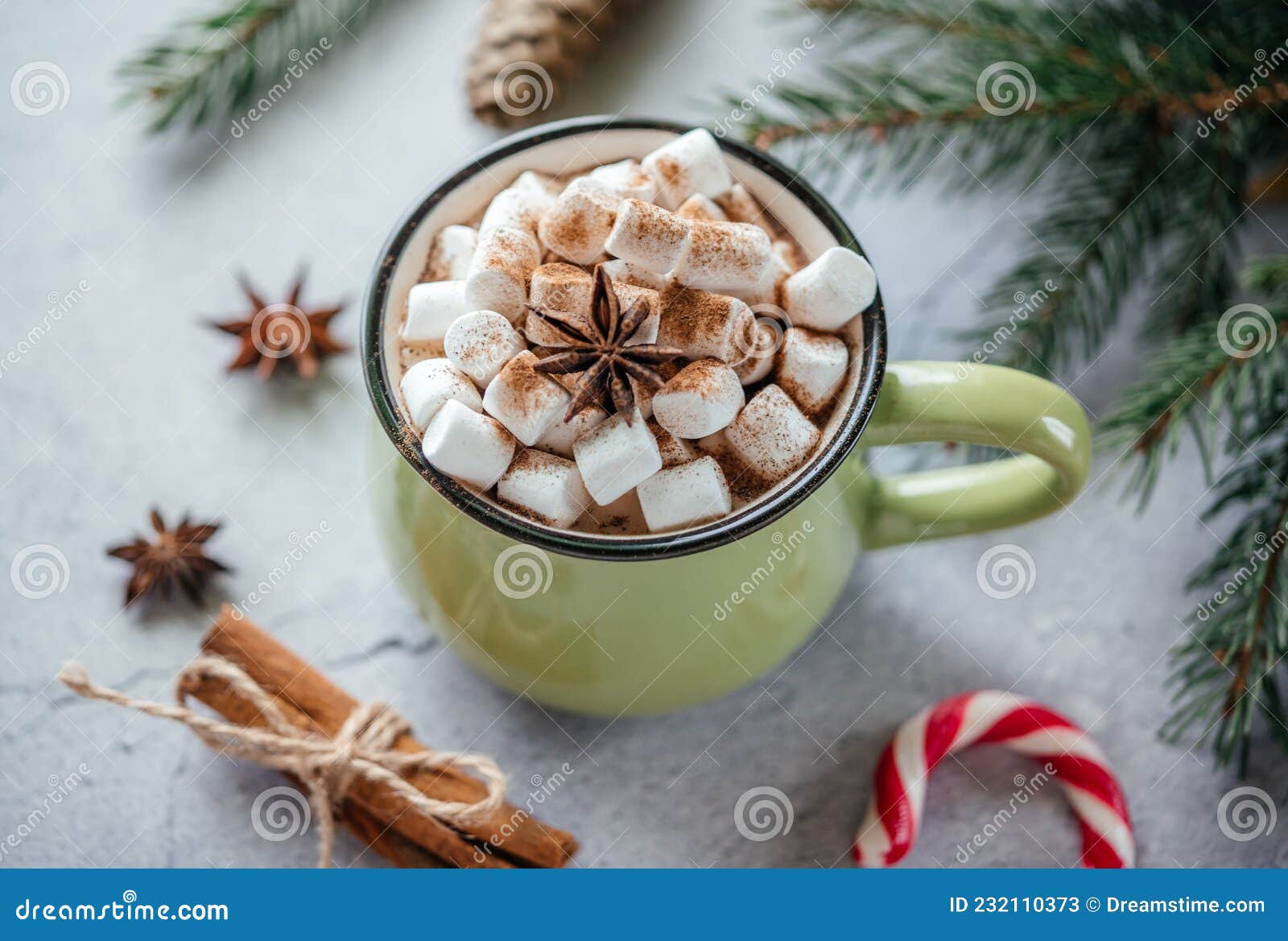 Chocolat chaud à la cannelle et aux marshmallows