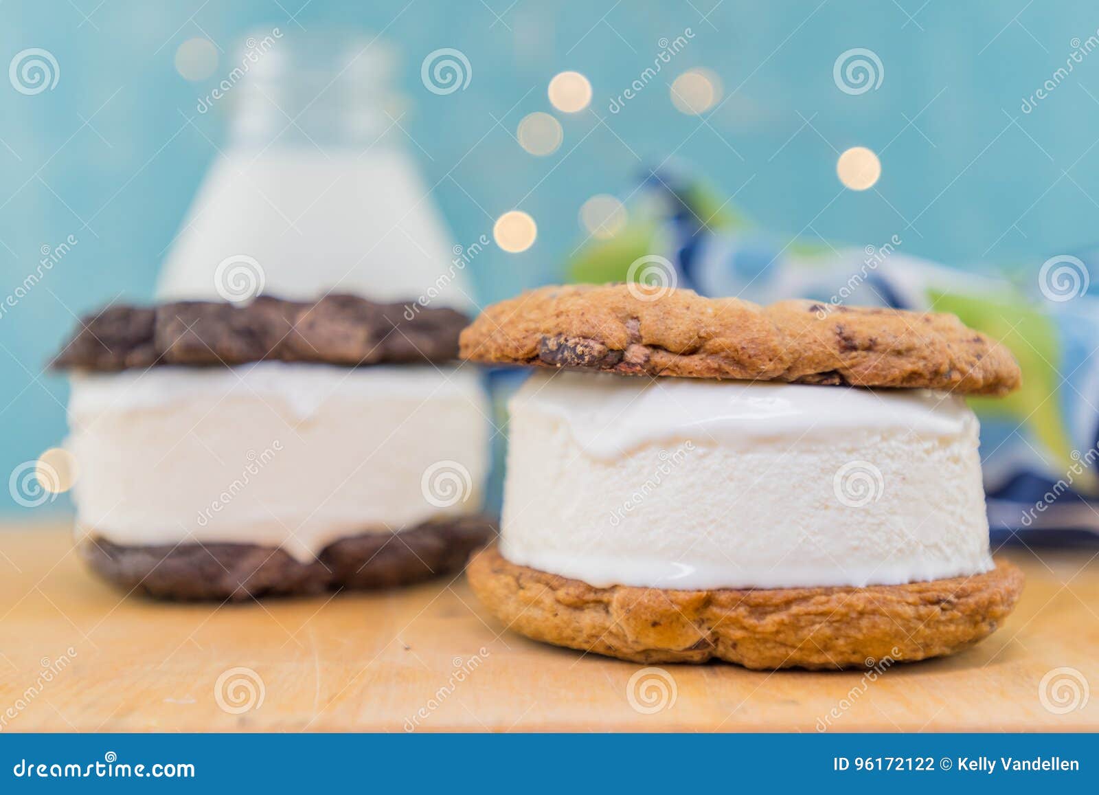 Chocolat Chip Cookie Ice Cream Sandwich Dans Le Premier Plan Photo