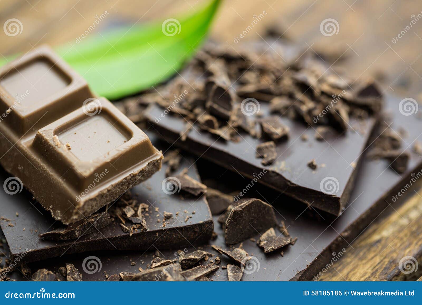 Chocolate Con La Menta En Una Tabla De Madera Foto de archivo Imagen