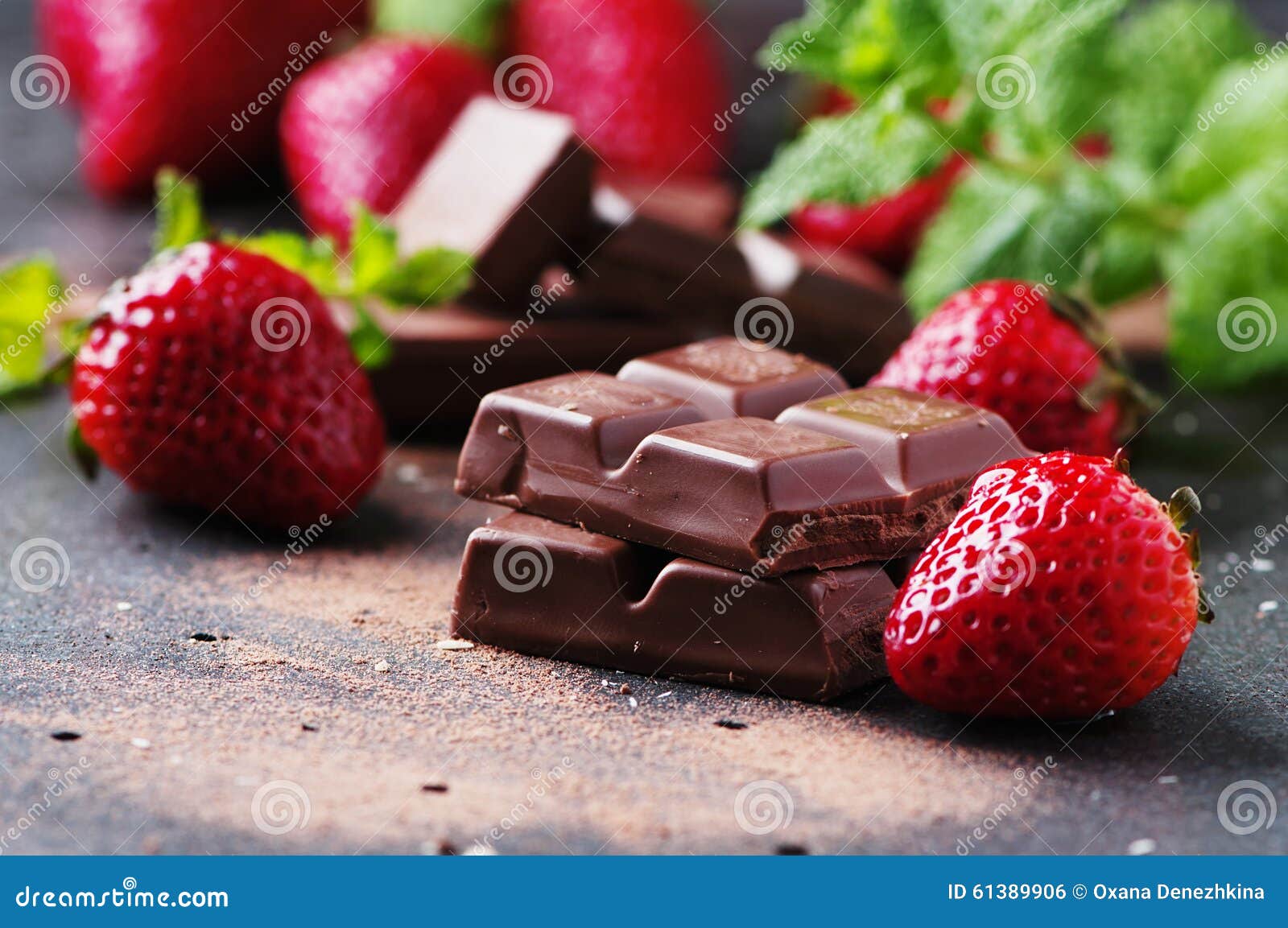 Chocolate Con La Menta Y La Fresa Foto de archivo Imagen de blanco