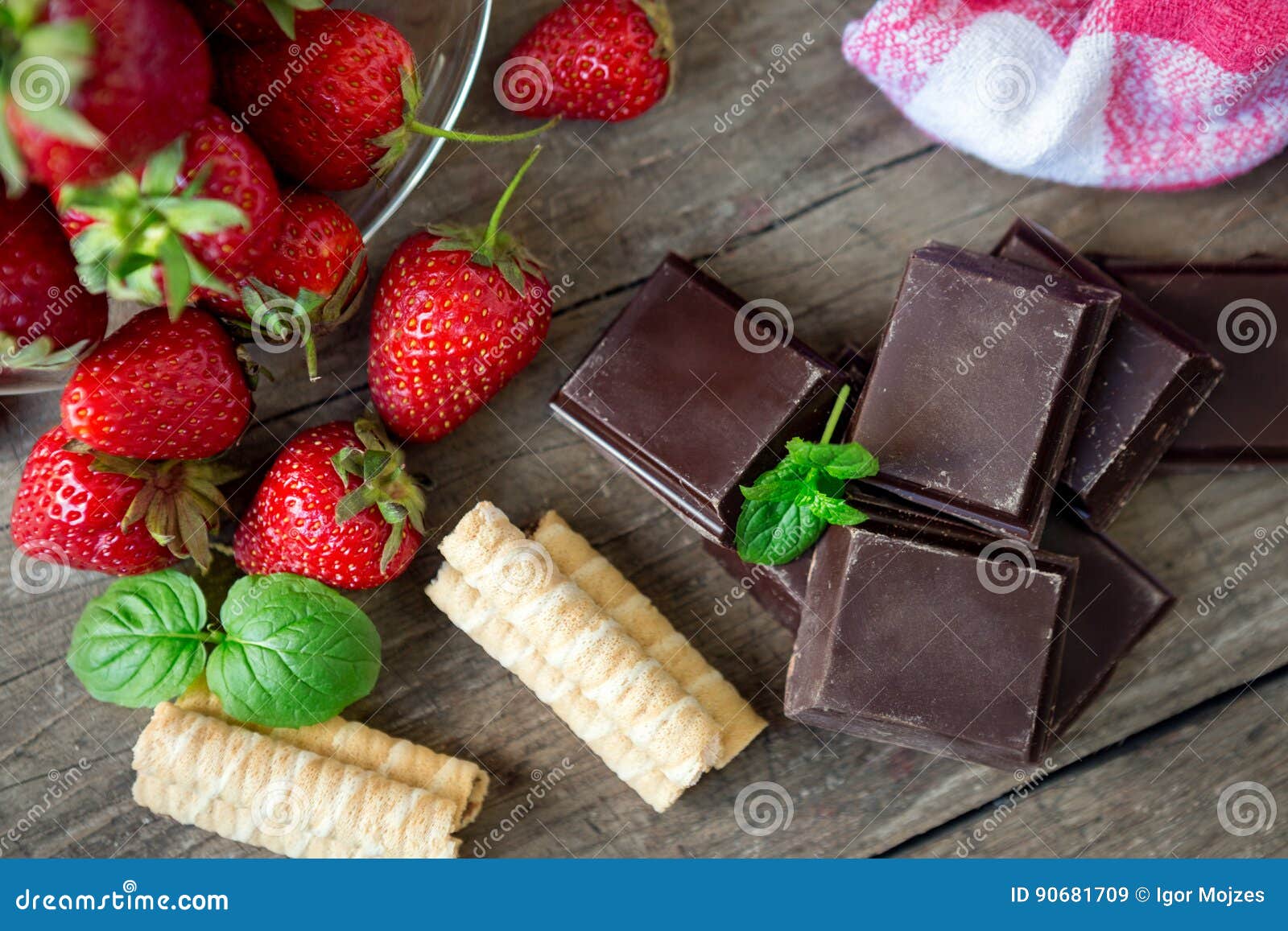 Chocolate Con La Menta Y La Fresa Imagen de archivo Imagen de menta