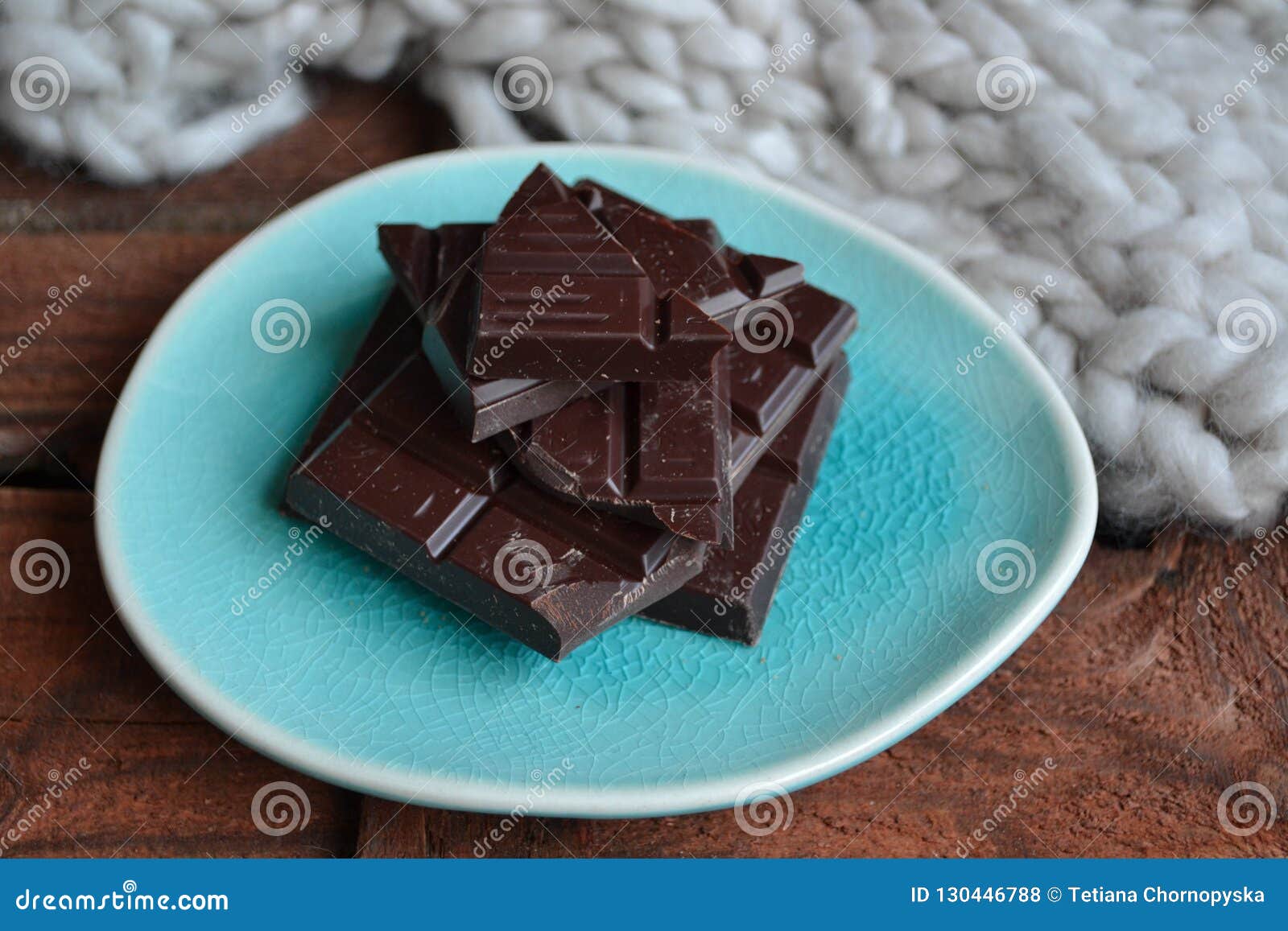 Chocolate negro quebrado foto de archivo. Imagen de dulce 130446788