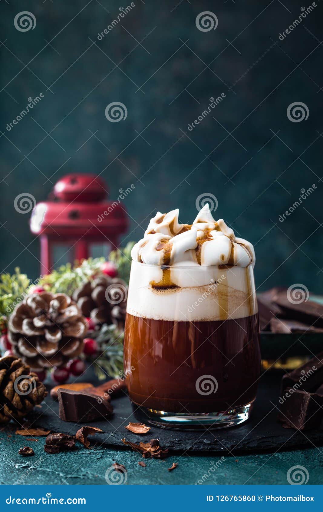 Chocolate quente com creme chicoteado Bebida do chocolate no vidro e nas decorações do Natal