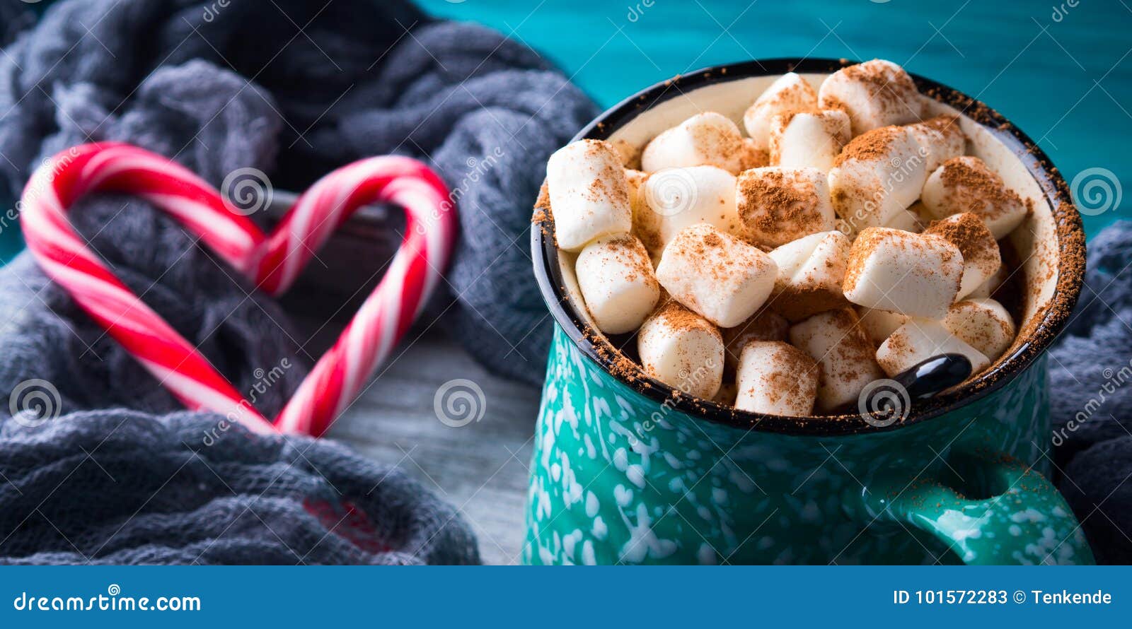 Chocolate Quente Com Os Marshmallows No Verde Imagem de Stock Imagem
