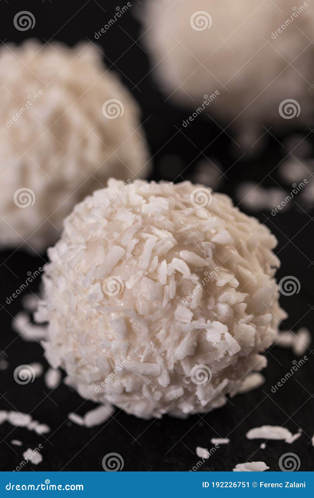 Chocolates Blancos Con Coco Imagen de archivo Imagen de decorativo