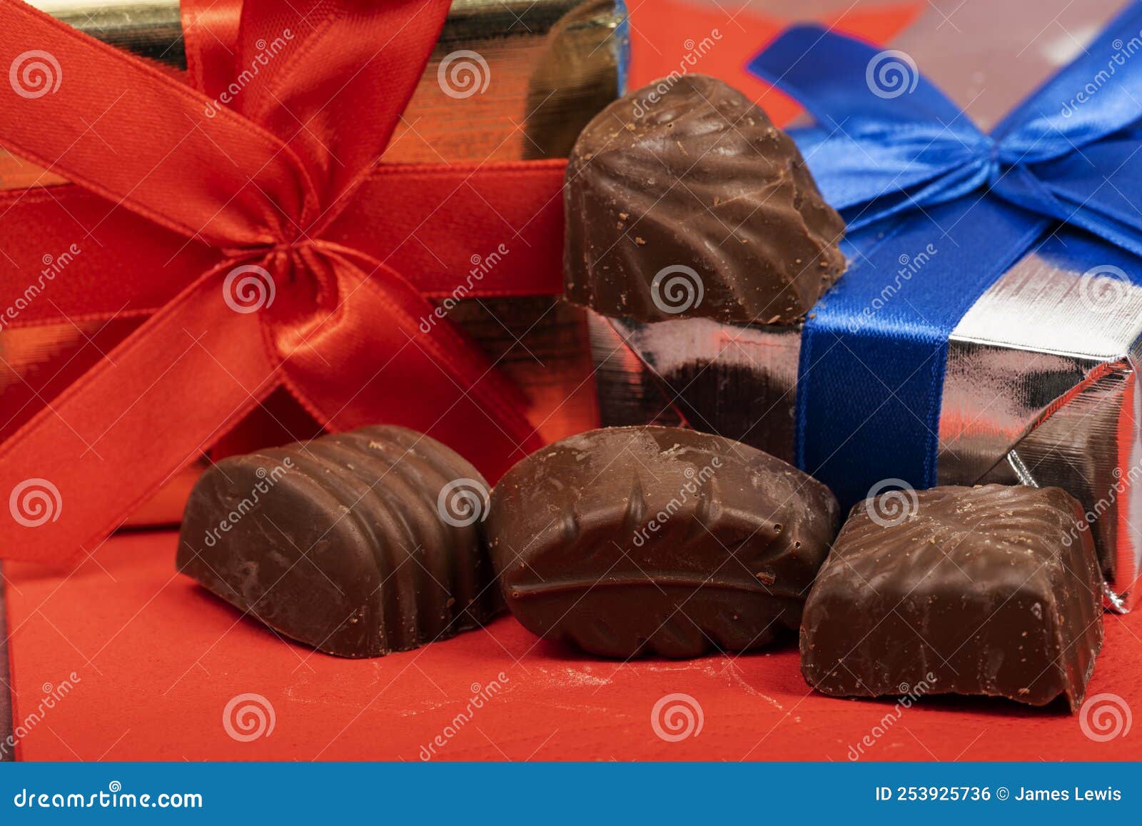 Chocolates de navidad foto de archivo. Imagen de bocado 253925736