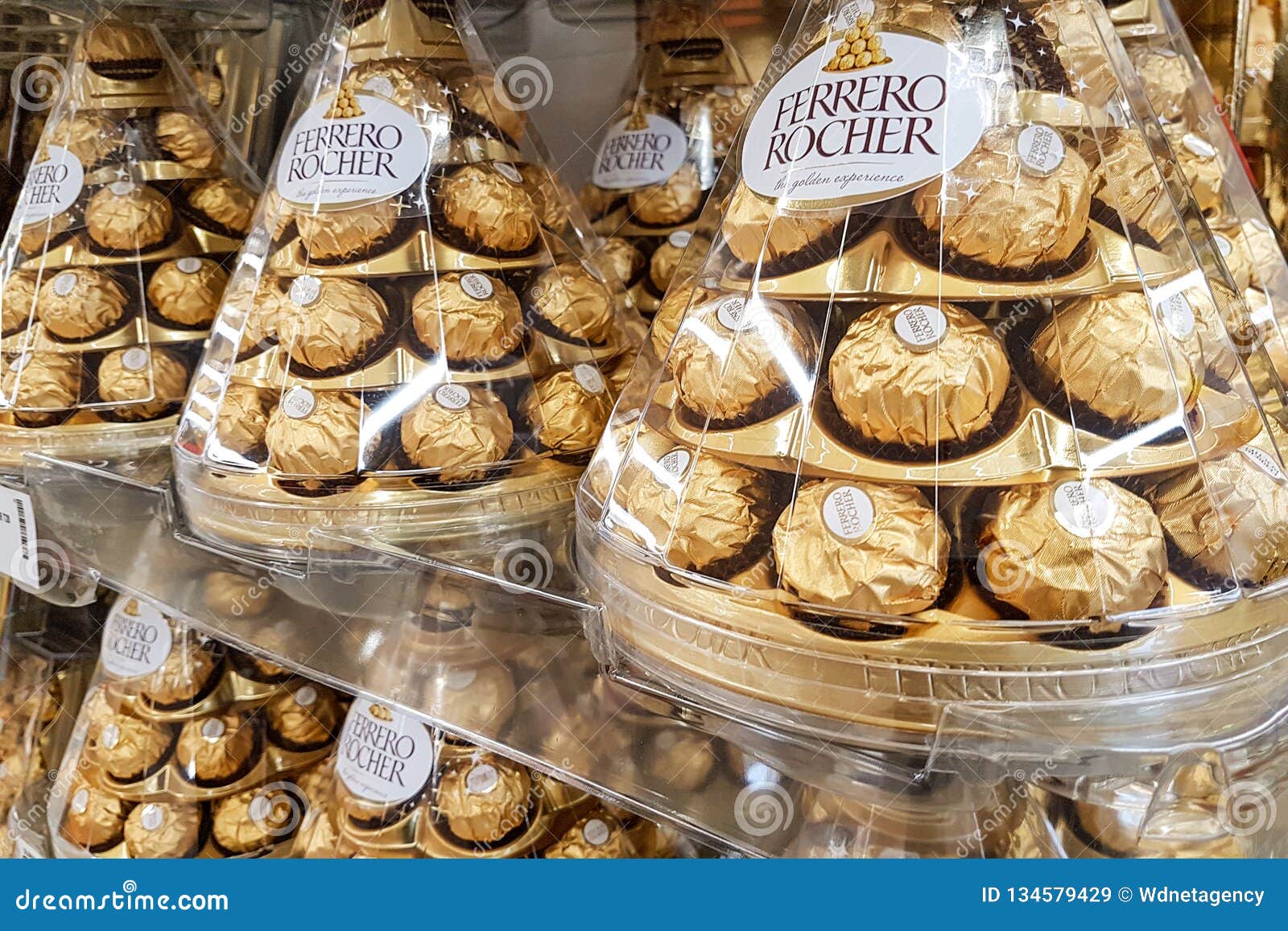 Chocolats De Ferrero Rocher Image stock éditorial - Image du dessert,  marché: 134579429