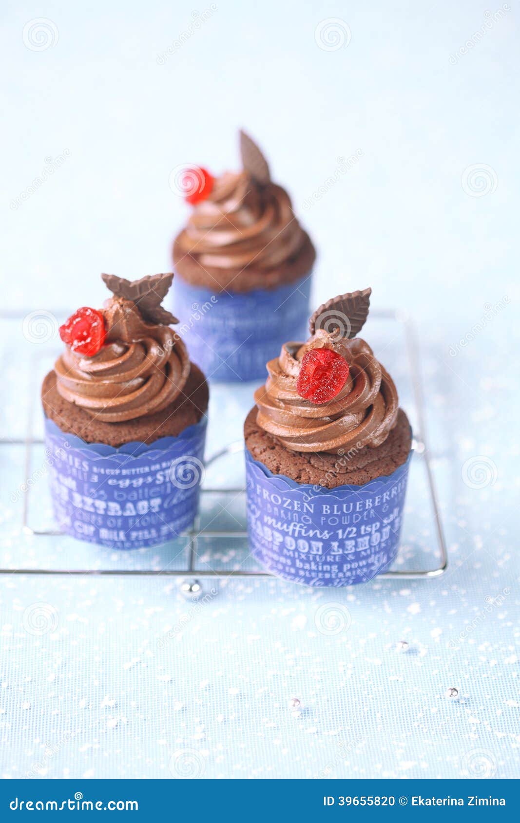 Choklad Cherry Cupcakes på ett ljus - blå bakgrund