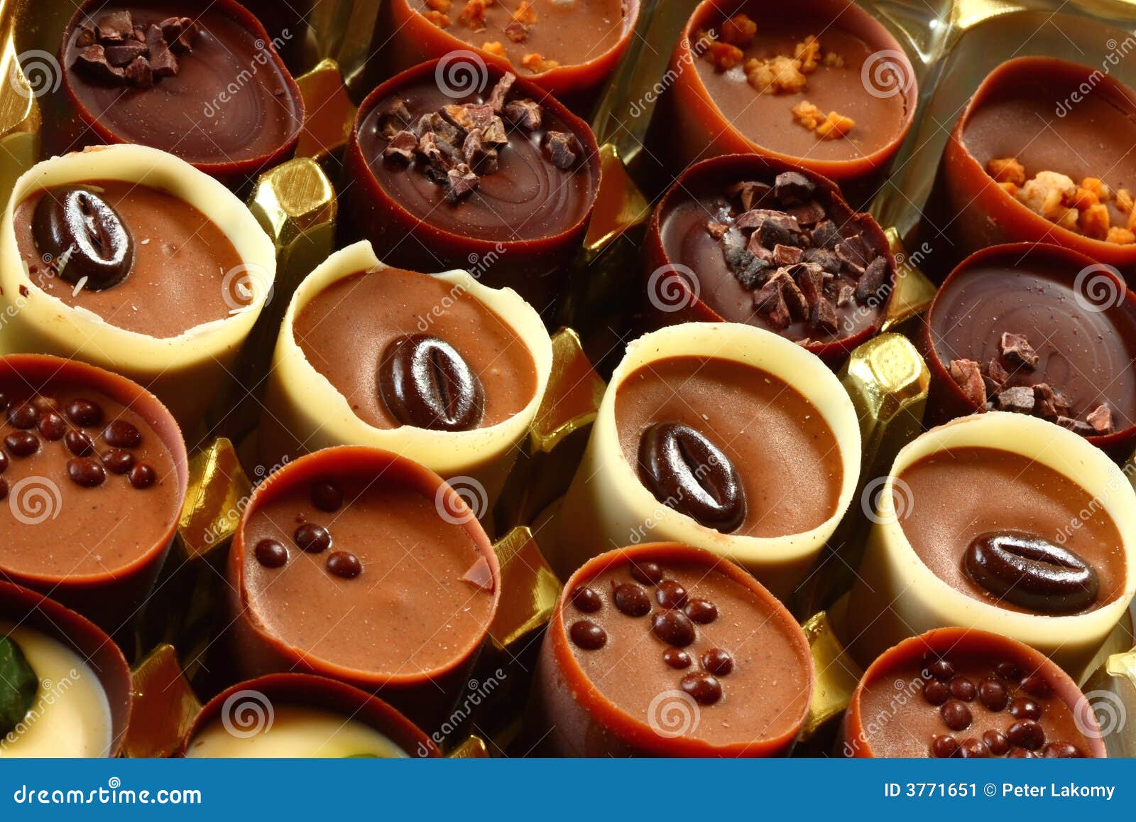 Chocolate cups. Шоколадные чашечки. Конфеты шоколадные чашечки. Конфеты в форме чашечек шоколадные. Шоколадные чашечки с ореховой начинкой.