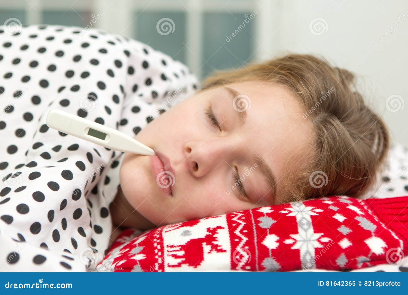 Chory dziewczyny mienia termometr kłaść w łóżku. Chora nastoletnia dziewczyna relaksuje w łóżku