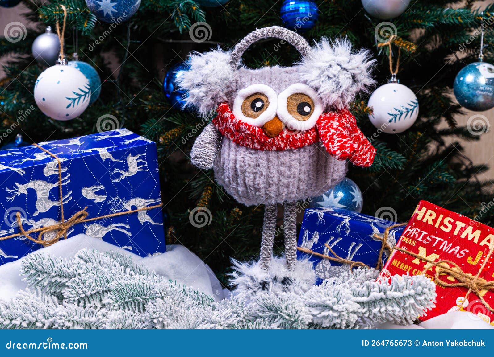 Chouette Peluche Douce Avec Casque Et Foulard Tricoté. Cadeau Pour Enfants  D'hiver . Chouette De Jouet Rouge Et Blanc Tricoté Image stock - Image du  yeux, décorez: 264765673