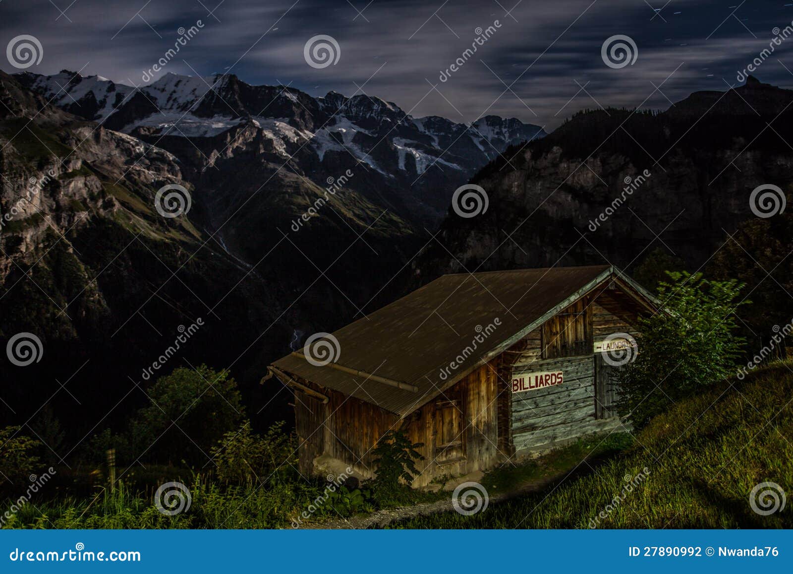 Choza en las montan@as suizas. Opinión de la noche de una choza de madera en el pueblo de montaña suizo de Gimmelwald, con el montaje Eiger en el fondo.