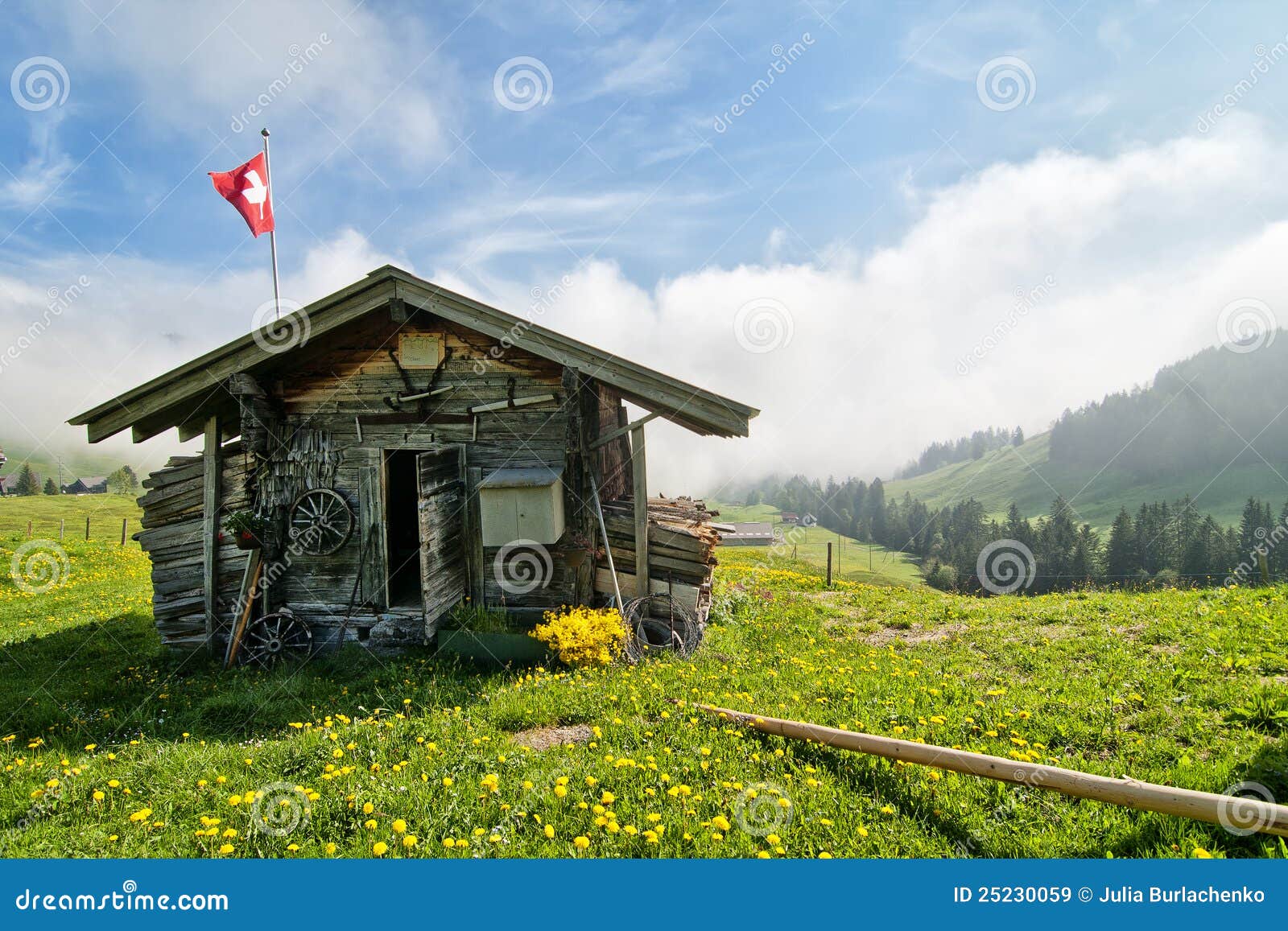 Choza suiza tradicional imagen de archivo. Imagen de niebla 25230059