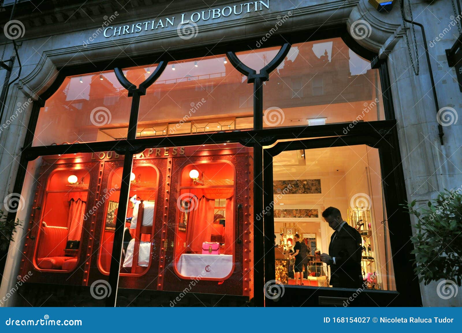 Bogholder i det mindste Sightseeing Christian Louboutin Luxury Fashion Store in London, England Editorial  Photography - Image of expensive, icon: 168154027