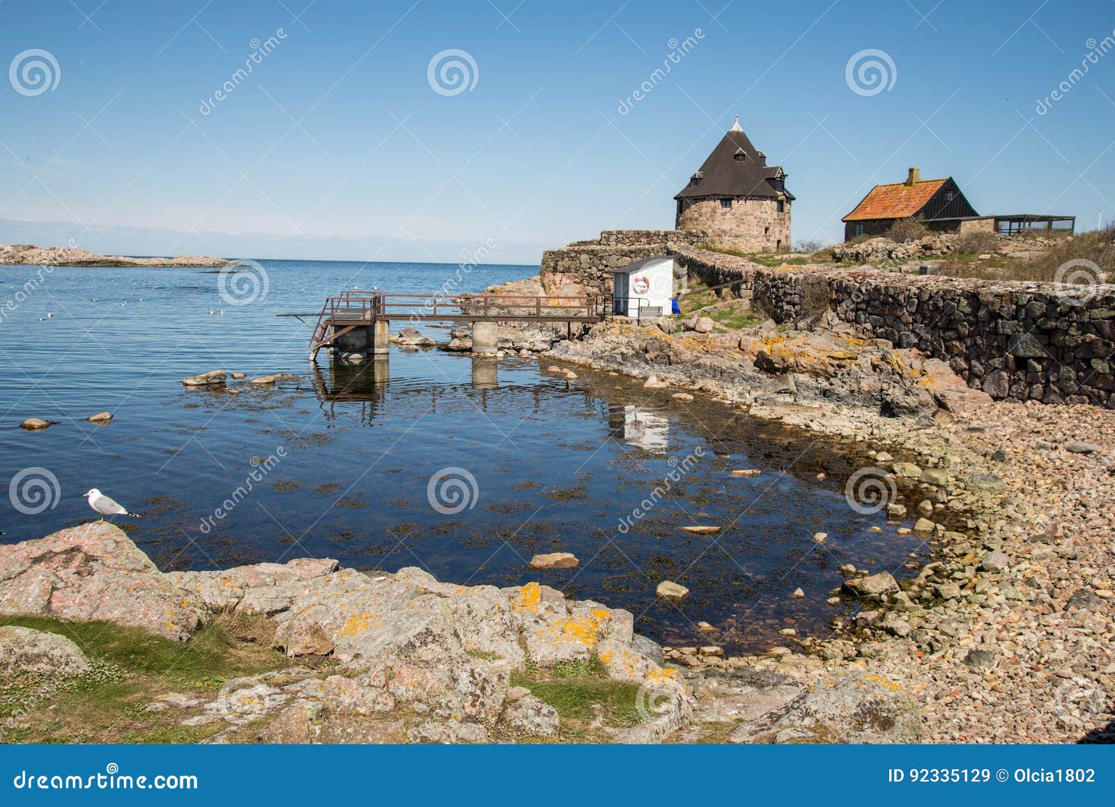 Christianso é um grupo de ilhas pequenas não longe de Bornholm, Danmark Há somente 100 habitantes Não há muitos turistas As ilhas são colocadas no mar Báltico Há casas bonitas, pequenas, amarelas O navio de Bornholm chega aqui somente duas vezes um o dia Somente duas ilhas têm habitantes, terceiro são a ilha dos pássaros Ele ` s completamente das rochas Há ruínas de um castelo velho, onde haja agora uma casa clara