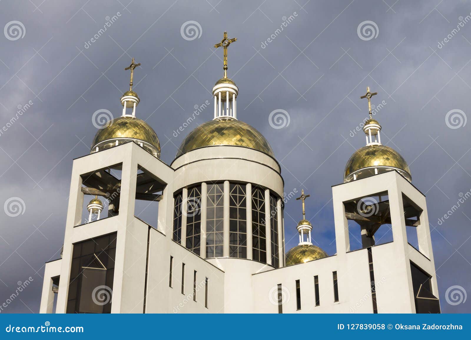 Christliche Kirche Im Sonnenlicht Auf Himmelhintergrund Stockfoto