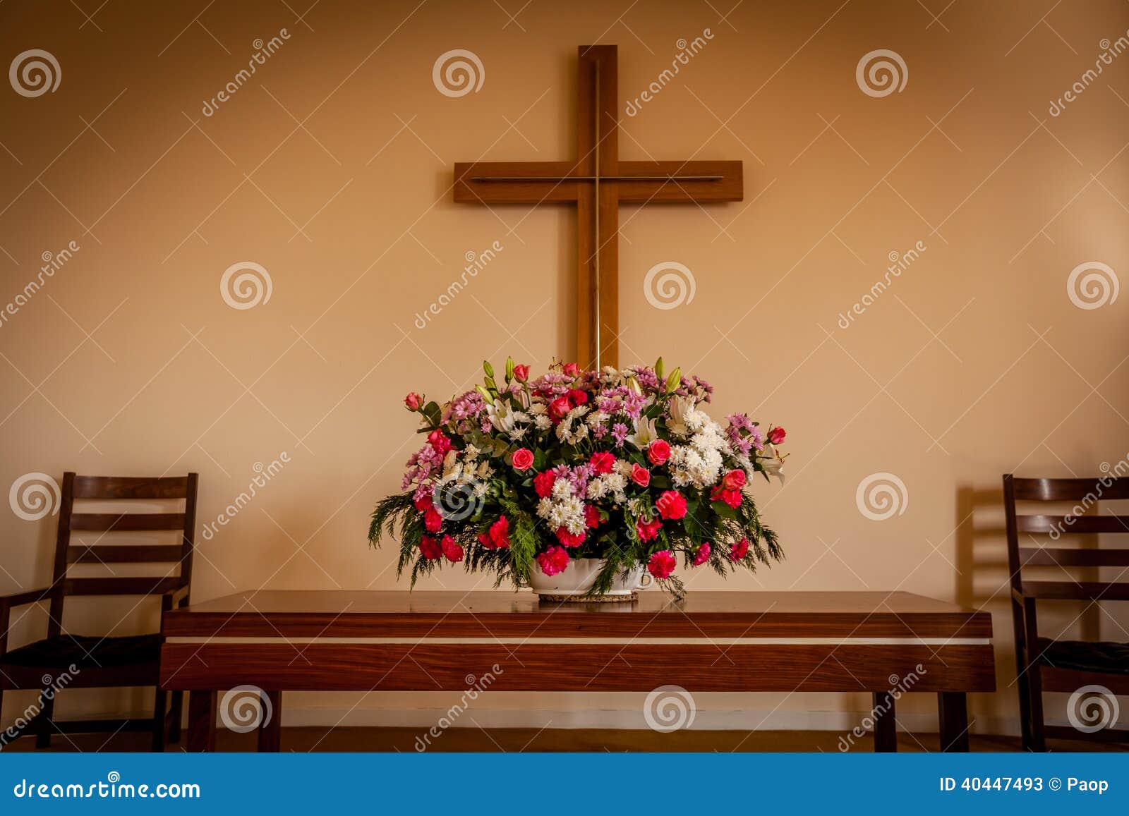Christliches Kreuz Und Blumen Auf Altar Stockbild - Bild von tabelle